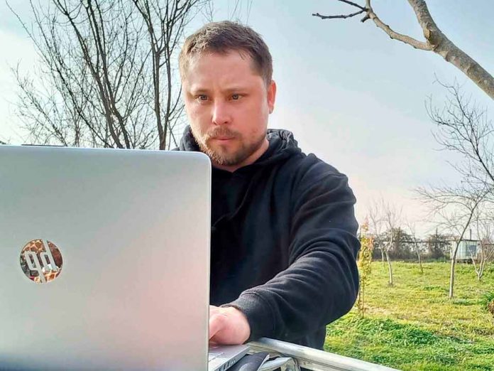 FIA entrega a 14 jóvenes rurales un computador para que continúen el desarrollo de sus proyectos Las personas también participaron de una capacitación, adquiriendo herramientas para detectar oportunidades de innovación en sus territorios. Santiago, lunes 26 de julio 2021.- Gracias a la calidad de sus propuestas que resolvían problemáticas de la agricultura presentadas en la Convocatoria Mi Raíz 2019 de la Fundación para la Innovación Agraria (FIA), un total de 14 jóvenes de origen rural entre 18 y 35 años, fueron premiados con notebooks para promover la tecnología y la conectividad en cada uno de los rincones de las regiones del país. Los premios llegaron a Chimbarongo, O’Higgins; Talca, Maule; Valdivia, Los Ríos; Vicuña, Coquimbo, Chile Chico, Aysén; Huasco, Atacama; Arica y Parinacota; y Loncoche, La Araucanía. Programa Los jóvenes al iniciar participaron de una capacitación, adquiriendo herramientas para detectar oportunidades de innovación en sus territorios, propuesta de valor y formulación de proyectos. Luego los alumnos tuvieron la oportunidad de formular un proyecto de emprendimiento innovador, los cuales fueron evaluados y presentados a FIA, recibiendo una retroalimentación de cada una de las iniciativas. Las cuales fueron seleccionadas y premiadas las 14 mejores. “El servicio de Capacitación de FIA juega un rol fundamental para todas y todos los jóvenes que hacen posible la creación de nuevos proyectos a raíz de ideas que muchas veces están promovidas por la información, educación y el conocimiento. Esperamos que estas 14 personas continúen el sendero de la innovación y que se atrevan a postular proyectos”, dice el director ejecutivo de FIA, Álvaro Eyzaguirre. Leandro Enrique López, que vive en Coquimbo, es precisamente uno de los ganadores que mantiene vigente su interés por la innovación y por lo tanto, el computador “lo recibo feliz porque es una herramienta de trabajo que la usaré principalmente para el control ganadero y registro de nuestra producción”. Por otro lado, agradeció la experiencia FIA ya que “me sirvió mucho porque generé redes y actualmente sigo en contacto con las personas que participaron de la iniciativa”. En Maule, Luis Alfredo Letelier fue el seleccionado y su reacción fue concisa: “me vino como anillo al dedo, ya que mi computador me pedía agritos renovarlo. Ahora puedo seguir trabajando en mi innovación y emprendimiento, que es el desarrollo de una aplicación que comunica a los agricultores con el consumidor final, fortaleciendo la venta directa”. Otro de los motivos del premio es la conectividad que, dicho sea de paso, en la pandemia fue una de las grandes complicaciones y obstáculos principalmente en los sectores más alejados. Ese es el caso de Nicolás Garcés, quien vive en zona rural de la región de Los Ríos. “FIA me entregó las herramientas para identificar mi mercado objetivo, puede aclarar los conceptos, entender qué es la innovación, que muchas veces se puede utilizar algo que ya existe y darle una nueva función”. Respecto al premio entregado añadió que “un computador nunca está de más, siempre es una herramienta útil y sobre todo en mi caso que vivo cerca de Futrono y me permite estar conectado y trabajar de forma eficiente”.