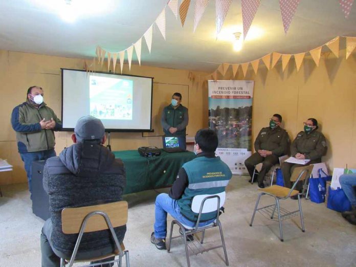 CONAF prepara  a vecinos de Arauco para reducir riesgo de incendios forestales en su sector