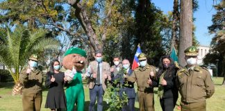 Ministerio de Agricultura donó 1.225 árboles nativos a Carabineros en honor a sus mártires En el marco del Programa “Un Chileno, Un Árbol”, CONAF aportó estas especies en representación de cada uno de los carabineros caídos en actos de servicio. Los árboles serán plantados en distintos recintos policiales de todo el país.