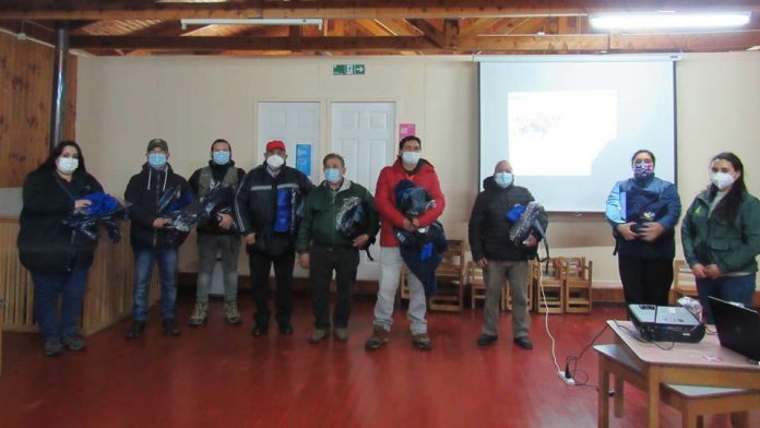 Vecinos de Lebu, Cañete y Los Álamos se preparan para realizar acciones preventivas contra incendios forestales gracias a CONAF