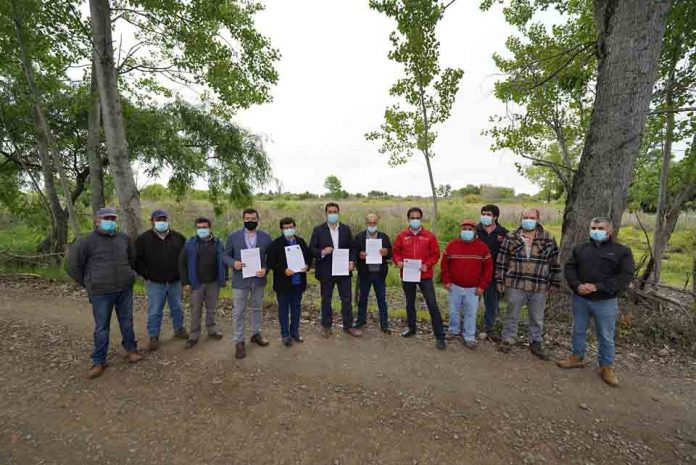 Ministerio de Agricultura y vecinos firman convenio para rehabilitación de tranque en San Carlos