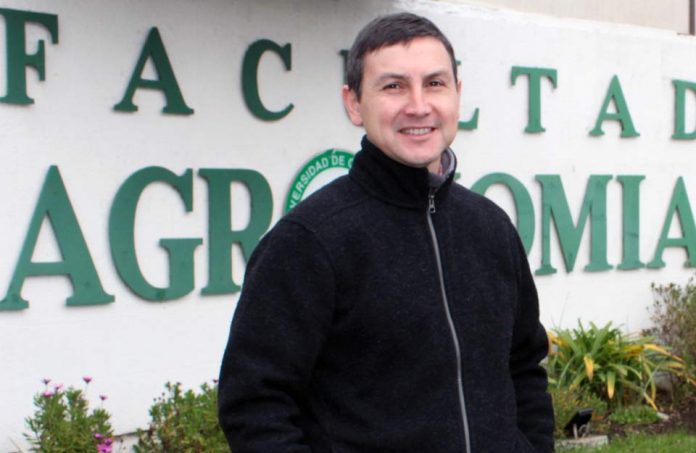 Industria del Kiwi entregó reconocimiento a profesor-investigador de Agronomía UdeC
