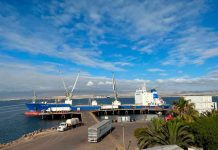 Encargado de negocios de la Embajada de EE.UU. visita Puerto Caldera en el marco del peak de la temporada de fruta