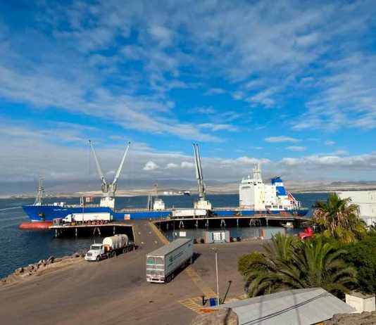 Encargado de negocios de la Embajada de EE.UU. visita Puerto Caldera en el marco del peak de la temporada de fruta