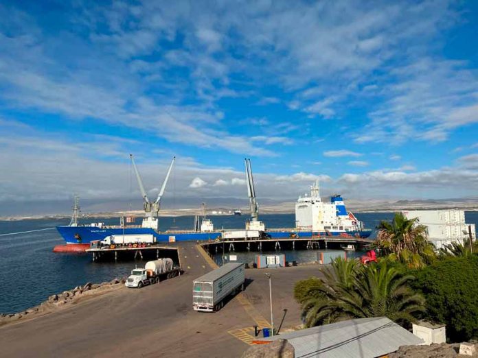 Encargado de negocios de la Embajada de EE.UU. visita Puerto Caldera en el marco del peak de la temporada de fruta