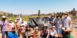 Pequeños agricultores de Melipilla y Pirque aprenden a elaborar sus propias vermicomposteras para procesar residuos orgánicos.