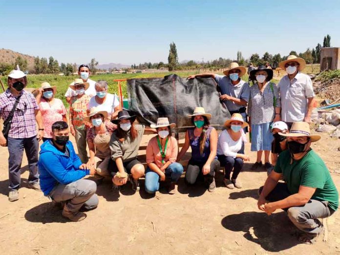 Pequeños agricultores de Melipilla y Pirque aprenden a elaborar sus propias vermicomposteras para procesar residuos orgánicos.