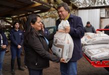 Agricultores reciben fertilizante