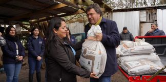 Agricultores reciben fertilizante