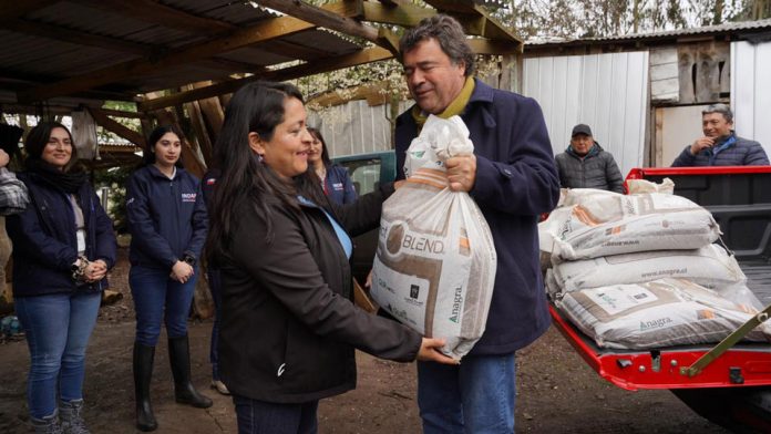 Agricultores reciben fertilizante