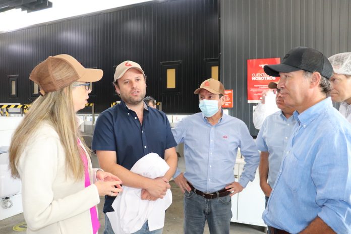 Embajadora de Estados Unidos en Chile visita la industria de la fruta fresca de exportación
