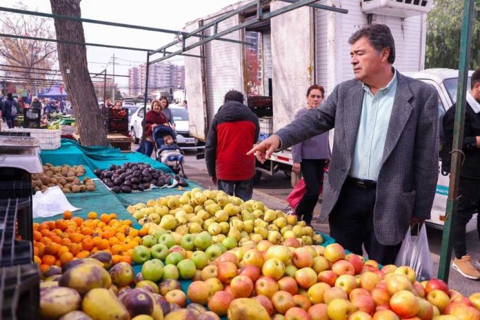 Ministro Valenzuela destacó bajas pronunciadas de alimentos de temporada como limones, naranjas y lechugas