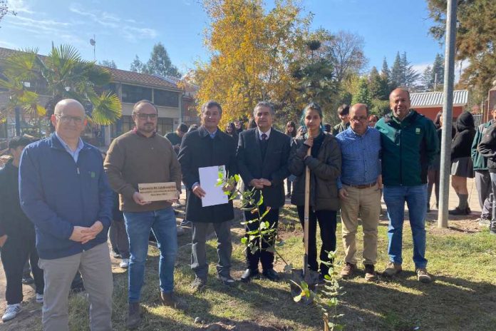 INIA La Platina firma convenio de colaboración con liceo agrícola de Buin