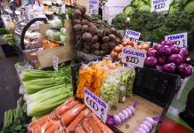 Ministro Valenzuela destaca caídas de precios del huevo y la palta