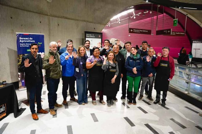 Emprendedores agrícolas frecen por primera vez sus productos en Metro de Santiago 