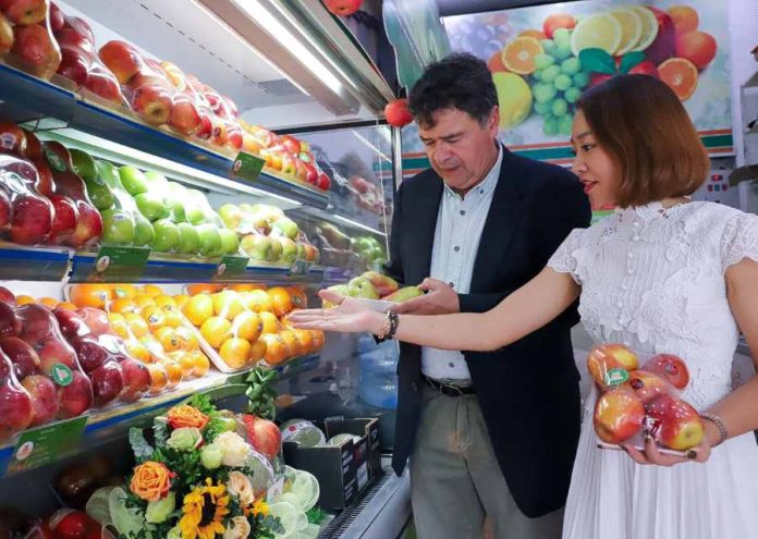 Ministro Valenzuela inicia gira por Asia para ampliar exportación de productos agrícolas