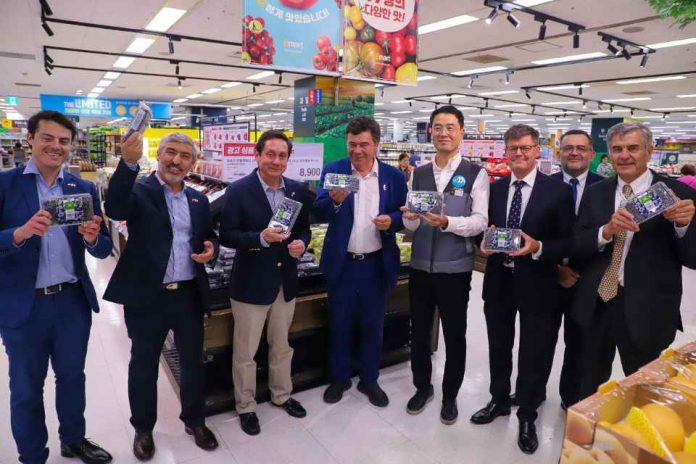 Exportación de productos agrícolas. Ministro Valenzuela concluye gira por Asia: “Orgulloso con la firma de estos acuerdos que generarán mejores oportunidades para el sector agrícola”