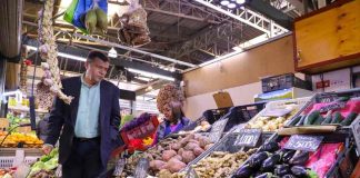 Ministro Valenzuela destaca bajas graduales en precios de papas, paltas y pollo en el primer mes de la primavera 