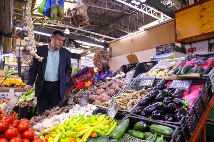 Ministro Valenzuela destaca bajas graduales en precios de papas, paltas y pollo en el primer mes de la primavera 