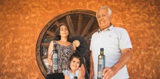 Con el afán de acercar la alimentación saludable a los niños y niñas, la empresa familiar campesina Alma de Huasco, de la región de Atacama, comenzó a comercializar el primer aceite de oliva extra virgen del país orientado a este segmento de la población. Se llama Koroneikids, está hecho con la variedad Koroneiki, originaria de Grecia, y su envase tiene una colorida ilustración donde aparecen tres personas cosechando olivas junto a un gato dormilón. 