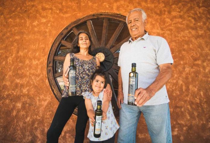 Con el afán de acercar la alimentación saludable a los niños y niñas, la empresa familiar campesina Alma de Huasco, de la región de Atacama, comenzó a comercializar el primer aceite de oliva extra virgen del país orientado a este segmento de la población. Se llama Koroneikids, está hecho con la variedad Koroneiki, originaria de Grecia, y su envase tiene una colorida ilustración donde aparecen tres personas cosechando olivas junto a un gato dormilón. 