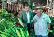 Ministro Valenzuela recorre La Vega y constata oferta de tomates y choclos “humeros”
