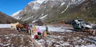 Entrega Aérea: familia aislada en Las Tragedias recibe alimento para sus animales