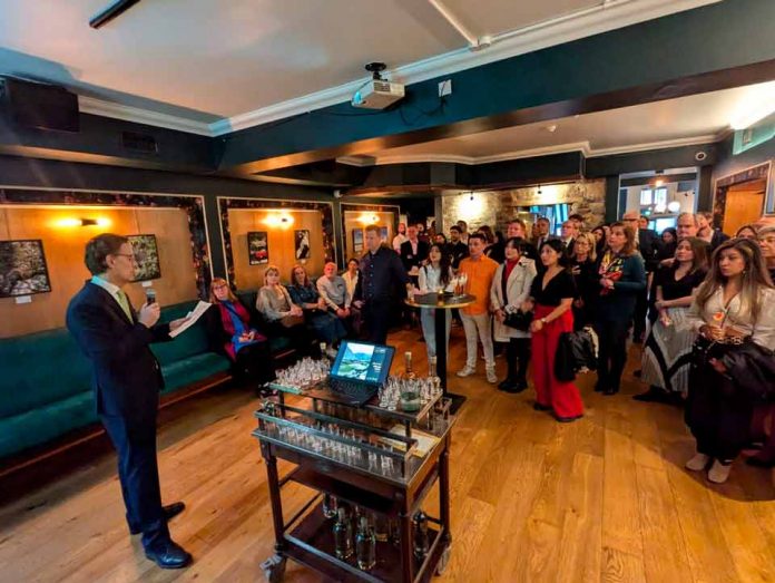 Empresarias pisqueras destacan en evento de destilados organizado por ProChile en Irlanda