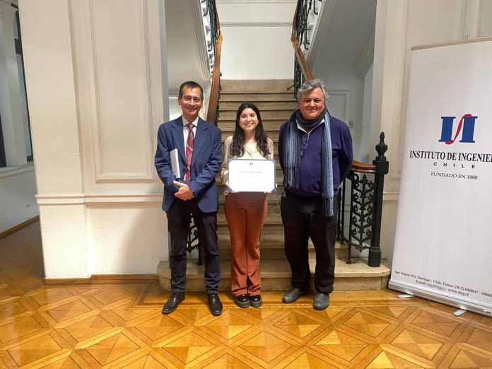 Coordinadora del SERC Chile recibe premio del Instituto de Ingenieros de Chile