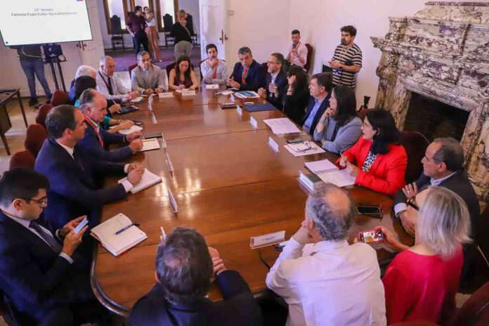 Ministro Valenzuela encabeza sesión del comité agroexportador y destaca buenas cifras de crecimiento de las exportaciones silvoagropecuarias en 2024