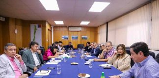 Cerezas chilenas varadas en altamar llegan a China: Ministro Valenzuela confirma que se inspeccionarán los contenedores para verificar el estado de la fruta