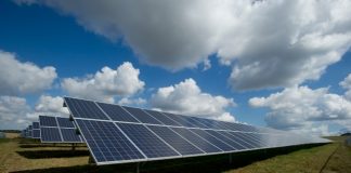 El impacto de los paneles solares y generadores eléctricos en Chile