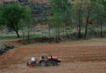 El impacto de las lluvias en tractores y maquinaria que ponen problemas a la preparación del suelo