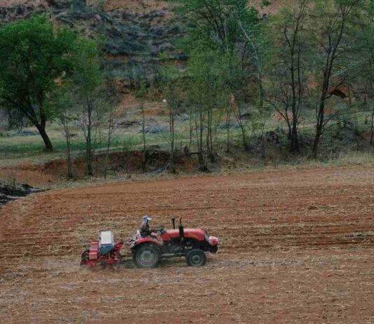 El impacto de las lluvias en tractores y maquinaria que ponen problemas a la preparación del suelo
