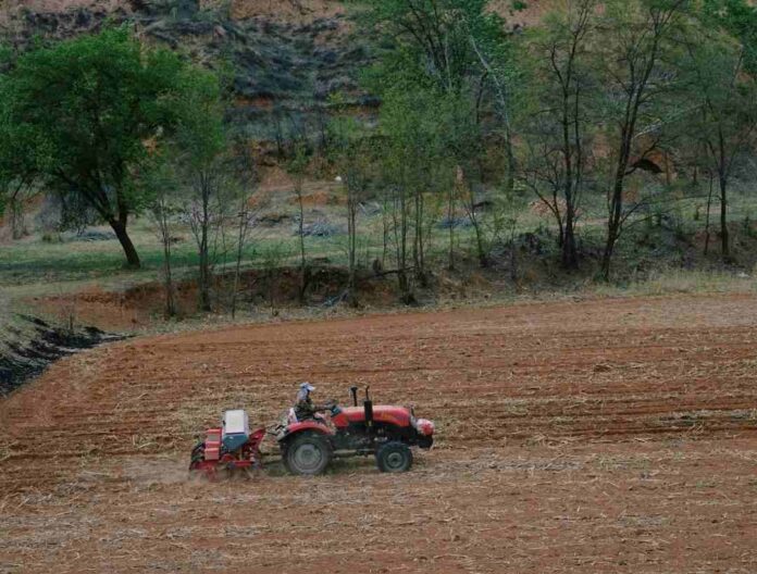 El impacto de las lluvias en tractores y maquinaria que ponen problemas a la preparación del suelo