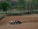 El impacto de las lluvias en tractores y maquinaria que ponen problemas a la preparación del suelo