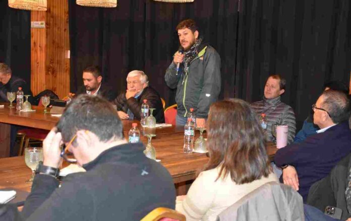 SAG refuerza coordinación con empresas forestales y eléctricas para el control de la Lobesia botrana