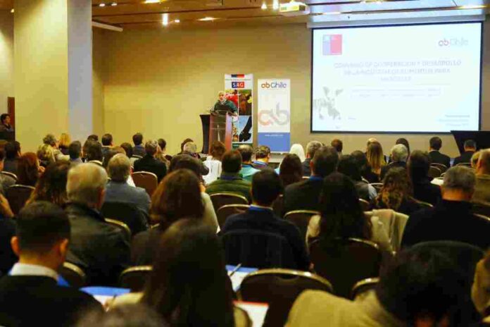 SAG y AB Chile firman alianza para el desarrollo de industria de alimentos para mascotas en Chile 