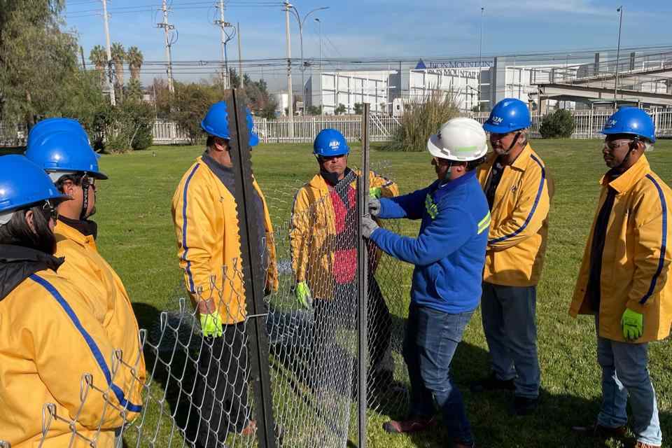 Exitosa capacitación conjunta entre Aceros AZA e Inchalam sobre instalación de Postes AZA