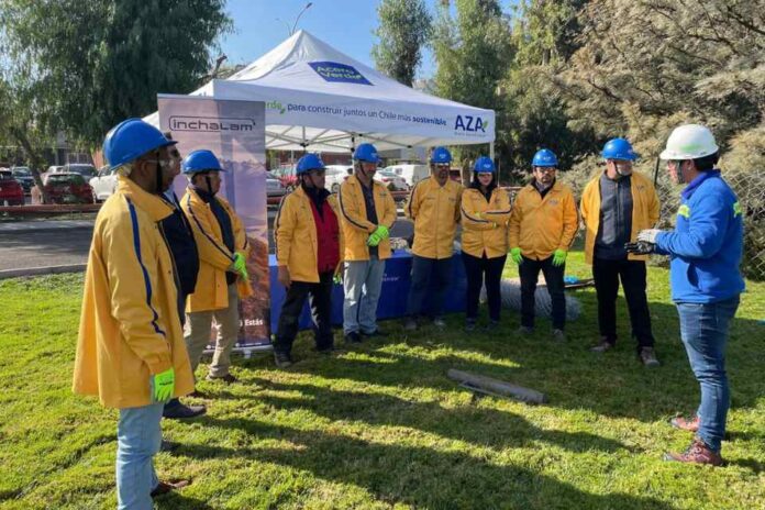 Exitosa capacitación conjunta entre Aceros AZA e Inchalam sobre instalación de Postes AZA