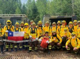 Brigadistas chilenos combaten incendios forestales en Canadá