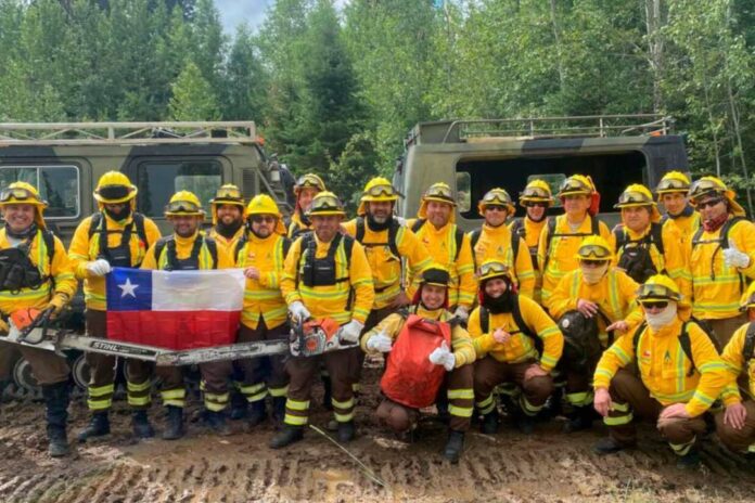 Brigadistas chilenos combaten incendios forestales en Canadá
