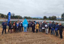 Comisión Nacional de Riego y regantes del canal Bellavista inauguran anhelado tranque que mejorará el riego de 38 agricultores En su visita a la región de Coquimbo, el director de la CNR, Wilson, Ureta, junto al Seremi de Agricultura, Christian Álvarez, y el Coordinador Regional de CNR, Álvaro Espinoza, también encabezaron la entrega de bonificaciones de la Ley de Riego por $2.500 millones, recursos que beneficiarán a regantes de las comunas de La Serena y Coquimbo. La Serena, viernes 11 de julio de 2025- En Pan de Azúcar, sector rural de la comuna de Coquimbo, el Director Ejecutivo de la Comisión Nacional de Riego (CNR), Wilson Ureta; junto al Seremi de Agricultura de Coquimbo, Christián Álvarez; el Coordinador Regional Coquimbo de la CNR, Álvaro Espinoza; y la Delegada Rural Cordillera de la Municipalidad de Coquimbo, Nicole Pizarro; realizaron la entrega de bonificaciones de la Ley de Riego por más de $2.500 millones, que benefician a regantes y organizaciones de las comunas de La Serena y Coquimbo, ocasión en que inauguraron la anhelada rehabilitación del tranque ex CORA Marco Triunfo Campesino, de la Asociación de Canalistas Canal Bellavista. Para el Director Ejecutivo de la CNR, “la entrega de más de $2.500 millones en bonificaciones de la Ley de Riego permite financiar proyectos para las Organizaciones de usuarios, pero también para agricultores individuales, y así puedan usar el agua de manera más eficiente que es lo que necesita la Región de Coquimbo para abordar la escasez hídrica. Para el año 2025 tenemos contemplado fondos disponibles por unos $17 mil millones para financiar proyectos intrapediales y también obras intrapediales como las que hemos entregado en esta oportunidad, y así poner a disposición de los regantes nuestros concursos acordes a sus diversas necesidades de infraestructura”. Durante la jornada, el Seremi de Agricultura, señaló que “estas bonificaciones, por sobre los $2.000 millones, son para futuros proyectos de riego aprobados por la Comisión Nacional de Riego, tales como riegos fotovoltaicos, riegos tecnificados que son fundamentales hoy día para la Región de Coquimbo, particularmente para estas comunas que también están sometidas a una presión importante por la acción del cambio climático. Como gobierno, junto con la Municipalidad de Coquimbo, el Gobierno Regional, y los canalistas, principalmente, estamos respondiendo con esta estrategia de eficiencia hídrica liderada en nuestra región por el Delgado Presidencial Galo Luna, y esperamos dar un fuerte respaldo a la agricultura de la región”. En representación del alcalde de Coquimbo, Alí Manouchehri, la Delegada Municipal Rural Cordillera, Nicole Pizarro, indicó que “en nuestro sector rural, muchos de los agricultores tienen que abastecerse a través de estanques que también postulan a través de programas. Por ello, estas bonificaciones y este estanque permitirán abastecer a los canalistas y a los pequeños agricultores, lo que es un gran logro para el sector. En ese sentido, en representación de nuestro alcalde estamos muy felices de que este beneficio haya podido llegar al sector y en este caso, a través de la Asociación de Canalistas, que son muy muy unidos, siempre están muy organizados, y postularon a la CNR. Con ellos se va a llegar muy lejos, en este sentido, poder cuidar el agua que es un recurso súper importante”. Rehabilitación de embalse ex CORA Marco Triunfo Campesino Además, las autoridades y regantes realizaron el corte de cinta del proyecto de rehabilitación del embalse de regulación corta ex CORA Marco Triunfo Campesino, perteneciente a la Asociación de Canalistas Canal Bellavista, una iniciativa bonificada en el marco de un "Concurso para obras de acumulación y mejoramientos de embalses CORA" de la Ley de Riego. “Estamos inaugurando un tranque de más de 25 mil metros cúbicos que estaba prácticamente en desuso y que con la impermeabilización que se hizo con la Ley de Riego, por más de $270 millones, se beneficia a 38 agricultores y cerca de 160 hectáreas de cultivo, ya que pudimos mejorar la gestión del canal Bellavista y el marco Triunfo Campesino, algo que queremos destacar y que ojalá se replique en otros rincones en la comuna y la región”, puntualizó el Director Ejecutivo de la Comisión Nacional de Riego. En nombre de los regantes, el presidente de la Asociación de Canalistas canal Bellavista, Bruno Zandonai, destacó que “como directorio, al tomar la administración en el año 2016, nos impusimos una meta de utilizar la Ley de Riego de manera intensiva, porque sabíamos lo que se venía. Si no hubiésemos hecho la inversión con la CNR, el canal Bellavista no tendría una gota de agua en este estanque que está a nuestra espalda. Aproximadamente desde el año 2016 a la fecha, se han impermeabilizado más de 18 kilómetros de cauce, entre ellos 8 kilómetros del canal matriz y 10 kilómetros de los canales secundarios”.
