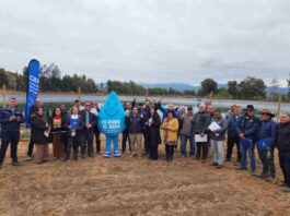 Comisión Nacional de Riego y regantes del canal Bellavista inauguran anhelado tranque que mejorará el riego de 38 agricultores En su visita a la región de Coquimbo, el director de la CNR, Wilson, Ureta, junto al Seremi de Agricultura, Christian Álvarez, y el Coordinador Regional de CNR, Álvaro Espinoza, también encabezaron la entrega de bonificaciones de la Ley de Riego por $2.500 millones, recursos que beneficiarán a regantes de las comunas de La Serena y Coquimbo. La Serena, viernes 11 de julio de 2025- En Pan de Azúcar, sector rural de la comuna de Coquimbo, el Director Ejecutivo de la Comisión Nacional de Riego (CNR), Wilson Ureta; junto al Seremi de Agricultura de Coquimbo, Christián Álvarez; el Coordinador Regional Coquimbo de la CNR, Álvaro Espinoza; y la Delegada Rural Cordillera de la Municipalidad de Coquimbo, Nicole Pizarro; realizaron la entrega de bonificaciones de la Ley de Riego por más de $2.500 millones, que benefician a regantes y organizaciones de las comunas de La Serena y Coquimbo, ocasión en que inauguraron la anhelada rehabilitación del tranque ex CORA Marco Triunfo Campesino, de la Asociación de Canalistas Canal Bellavista. Para el Director Ejecutivo de la CNR, “la entrega de más de $2.500 millones en bonificaciones de la Ley de Riego permite financiar proyectos para las Organizaciones de usuarios, pero también para agricultores individuales, y así puedan usar el agua de manera más eficiente que es lo que necesita la Región de Coquimbo para abordar la escasez hídrica. Para el año 2025 tenemos contemplado fondos disponibles por unos $17 mil millones para financiar proyectos intrapediales y también obras intrapediales como las que hemos entregado en esta oportunidad, y así poner a disposición de los regantes nuestros concursos acordes a sus diversas necesidades de infraestructura”. Durante la jornada, el Seremi de Agricultura, señaló que “estas bonificaciones, por sobre los $2.000 millones, son para futuros proyectos de riego aprobados por la Comisión Nacional de Riego, tales como riegos fotovoltaicos, riegos tecnificados que son fundamentales hoy día para la Región de Coquimbo, particularmente para estas comunas que también están sometidas a una presión importante por la acción del cambio climático. Como gobierno, junto con la Municipalidad de Coquimbo, el Gobierno Regional, y los canalistas, principalmente, estamos respondiendo con esta estrategia de eficiencia hídrica liderada en nuestra región por el Delgado Presidencial Galo Luna, y esperamos dar un fuerte respaldo a la agricultura de la región”. En representación del alcalde de Coquimbo, Alí Manouchehri, la Delegada Municipal Rural Cordillera, Nicole Pizarro, indicó que “en nuestro sector rural, muchos de los agricultores tienen que abastecerse a través de estanques que también postulan a través de programas. Por ello, estas bonificaciones y este estanque permitirán abastecer a los canalistas y a los pequeños agricultores, lo que es un gran logro para el sector. En ese sentido, en representación de nuestro alcalde estamos muy felices de que este beneficio haya podido llegar al sector y en este caso, a través de la Asociación de Canalistas, que son muy muy unidos, siempre están muy organizados, y postularon a la CNR. Con ellos se va a llegar muy lejos, en este sentido, poder cuidar el agua que es un recurso súper importante”. Rehabilitación de embalse ex CORA Marco Triunfo Campesino Además, las autoridades y regantes realizaron el corte de cinta del proyecto de rehabilitación del embalse de regulación corta ex CORA Marco Triunfo Campesino, perteneciente a la Asociación de Canalistas Canal Bellavista, una iniciativa bonificada en el marco de un "Concurso para obras de acumulación y mejoramientos de embalses CORA" de la Ley de Riego. “Estamos inaugurando un tranque de más de 25 mil metros cúbicos que estaba prácticamente en desuso y que con la impermeabilización que se hizo con la Ley de Riego, por más de $270 millones, se beneficia a 38 agricultores y cerca de 160 hectáreas de cultivo, ya que pudimos mejorar la gestión del canal Bellavista y el marco Triunfo Campesino, algo que queremos destacar y que ojalá se replique en otros rincones en la comuna y la región”, puntualizó el Director Ejecutivo de la Comisión Nacional de Riego. En nombre de los regantes, el presidente de la Asociación de Canalistas canal Bellavista, Bruno Zandonai, destacó que “como directorio, al tomar la administración en el año 2016, nos impusimos una meta de utilizar la Ley de Riego de manera intensiva, porque sabíamos lo que se venía. Si no hubiésemos hecho la inversión con la CNR, el canal Bellavista no tendría una gota de agua en este estanque que está a nuestra espalda. Aproximadamente desde el año 2016 a la fecha, se han impermeabilizado más de 18 kilómetros de cauce, entre ellos 8 kilómetros del canal matriz y 10 kilómetros de los canales secundarios”.