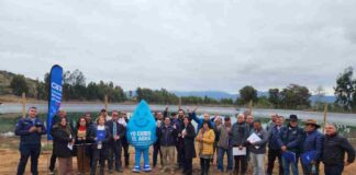 Comisión Nacional de Riego y regantes del canal Bellavista inauguran anhelado tranque que mejorará el riego de 38 agricultores En su visita a la región de Coquimbo, el director de la CNR, Wilson, Ureta, junto al Seremi de Agricultura, Christian Álvarez, y el Coordinador Regional de CNR, Álvaro Espinoza, también encabezaron la entrega de bonificaciones de la Ley de Riego por $2.500 millones, recursos que beneficiarán a regantes de las comunas de La Serena y Coquimbo. La Serena, viernes 11 de julio de 2025- En Pan de Azúcar, sector rural de la comuna de Coquimbo, el Director Ejecutivo de la Comisión Nacional de Riego (CNR), Wilson Ureta; junto al Seremi de Agricultura de Coquimbo, Christián Álvarez; el Coordinador Regional Coquimbo de la CNR, Álvaro Espinoza; y la Delegada Rural Cordillera de la Municipalidad de Coquimbo, Nicole Pizarro; realizaron la entrega de bonificaciones de la Ley de Riego por más de $2.500 millones, que benefician a regantes y organizaciones de las comunas de La Serena y Coquimbo, ocasión en que inauguraron la anhelada rehabilitación del tranque ex CORA Marco Triunfo Campesino, de la Asociación de Canalistas Canal Bellavista. Para el Director Ejecutivo de la CNR, “la entrega de más de $2.500 millones en bonificaciones de la Ley de Riego permite financiar proyectos para las Organizaciones de usuarios, pero también para agricultores individuales, y así puedan usar el agua de manera más eficiente que es lo que necesita la Región de Coquimbo para abordar la escasez hídrica. Para el año 2025 tenemos contemplado fondos disponibles por unos $17 mil millones para financiar proyectos intrapediales y también obras intrapediales como las que hemos entregado en esta oportunidad, y así poner a disposición de los regantes nuestros concursos acordes a sus diversas necesidades de infraestructura”. Durante la jornada, el Seremi de Agricultura, señaló que “estas bonificaciones, por sobre los $2.000 millones, son para futuros proyectos de riego aprobados por la Comisión Nacional de Riego, tales como riegos fotovoltaicos, riegos tecnificados que son fundamentales hoy día para la Región de Coquimbo, particularmente para estas comunas que también están sometidas a una presión importante por la acción del cambio climático. Como gobierno, junto con la Municipalidad de Coquimbo, el Gobierno Regional, y los canalistas, principalmente, estamos respondiendo con esta estrategia de eficiencia hídrica liderada en nuestra región por el Delgado Presidencial Galo Luna, y esperamos dar un fuerte respaldo a la agricultura de la región”. En representación del alcalde de Coquimbo, Alí Manouchehri, la Delegada Municipal Rural Cordillera, Nicole Pizarro, indicó que “en nuestro sector rural, muchos de los agricultores tienen que abastecerse a través de estanques que también postulan a través de programas. Por ello, estas bonificaciones y este estanque permitirán abastecer a los canalistas y a los pequeños agricultores, lo que es un gran logro para el sector. En ese sentido, en representación de nuestro alcalde estamos muy felices de que este beneficio haya podido llegar al sector y en este caso, a través de la Asociación de Canalistas, que son muy muy unidos, siempre están muy organizados, y postularon a la CNR. Con ellos se va a llegar muy lejos, en este sentido, poder cuidar el agua que es un recurso súper importante”. Rehabilitación de embalse ex CORA Marco Triunfo Campesino Además, las autoridades y regantes realizaron el corte de cinta del proyecto de rehabilitación del embalse de regulación corta ex CORA Marco Triunfo Campesino, perteneciente a la Asociación de Canalistas Canal Bellavista, una iniciativa bonificada en el marco de un "Concurso para obras de acumulación y mejoramientos de embalses CORA" de la Ley de Riego. “Estamos inaugurando un tranque de más de 25 mil metros cúbicos que estaba prácticamente en desuso y que con la impermeabilización que se hizo con la Ley de Riego, por más de $270 millones, se beneficia a 38 agricultores y cerca de 160 hectáreas de cultivo, ya que pudimos mejorar la gestión del canal Bellavista y el marco Triunfo Campesino, algo que queremos destacar y que ojalá se replique en otros rincones en la comuna y la región”, puntualizó el Director Ejecutivo de la Comisión Nacional de Riego. En nombre de los regantes, el presidente de la Asociación de Canalistas canal Bellavista, Bruno Zandonai, destacó que “como directorio, al tomar la administración en el año 2016, nos impusimos una meta de utilizar la Ley de Riego de manera intensiva, porque sabíamos lo que se venía. Si no hubiésemos hecho la inversión con la CNR, el canal Bellavista no tendría una gota de agua en este estanque que está a nuestra espalda. Aproximadamente desde el año 2016 a la fecha, se han impermeabilizado más de 18 kilómetros de cauce, entre ellos 8 kilómetros del canal matriz y 10 kilómetros de los canales secundarios”.