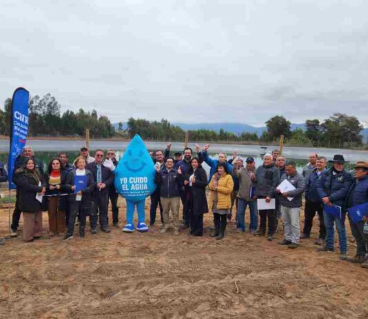 Comisión Nacional de Riego y regantes del canal Bellavista inauguran anhelado tranque que mejorará el riego de 38 agricultores En su visita a la región de Coquimbo, el director de la CNR, Wilson, Ureta, junto al Seremi de Agricultura, Christian Álvarez, y el Coordinador Regional de CNR, Álvaro Espinoza, también encabezaron la entrega de bonificaciones de la Ley de Riego por $2.500 millones, recursos que beneficiarán a regantes de las comunas de La Serena y Coquimbo. La Serena, viernes 11 de julio de 2025- En Pan de Azúcar, sector rural de la comuna de Coquimbo, el Director Ejecutivo de la Comisión Nacional de Riego (CNR), Wilson Ureta; junto al Seremi de Agricultura de Coquimbo, Christián Álvarez; el Coordinador Regional Coquimbo de la CNR, Álvaro Espinoza; y la Delegada Rural Cordillera de la Municipalidad de Coquimbo, Nicole Pizarro; realizaron la entrega de bonificaciones de la Ley de Riego por más de $2.500 millones, que benefician a regantes y organizaciones de las comunas de La Serena y Coquimbo, ocasión en que inauguraron la anhelada rehabilitación del tranque ex CORA Marco Triunfo Campesino, de la Asociación de Canalistas Canal Bellavista. Para el Director Ejecutivo de la CNR, “la entrega de más de $2.500 millones en bonificaciones de la Ley de Riego permite financiar proyectos para las Organizaciones de usuarios, pero también para agricultores individuales, y así puedan usar el agua de manera más eficiente que es lo que necesita la Región de Coquimbo para abordar la escasez hídrica. Para el año 2025 tenemos contemplado fondos disponibles por unos $17 mil millones para financiar proyectos intrapediales y también obras intrapediales como las que hemos entregado en esta oportunidad, y así poner a disposición de los regantes nuestros concursos acordes a sus diversas necesidades de infraestructura”. Durante la jornada, el Seremi de Agricultura, señaló que “estas bonificaciones, por sobre los $2.000 millones, son para futuros proyectos de riego aprobados por la Comisión Nacional de Riego, tales como riegos fotovoltaicos, riegos tecnificados que son fundamentales hoy día para la Región de Coquimbo, particularmente para estas comunas que también están sometidas a una presión importante por la acción del cambio climático. Como gobierno, junto con la Municipalidad de Coquimbo, el Gobierno Regional, y los canalistas, principalmente, estamos respondiendo con esta estrategia de eficiencia hídrica liderada en nuestra región por el Delgado Presidencial Galo Luna, y esperamos dar un fuerte respaldo a la agricultura de la región”. En representación del alcalde de Coquimbo, Alí Manouchehri, la Delegada Municipal Rural Cordillera, Nicole Pizarro, indicó que “en nuestro sector rural, muchos de los agricultores tienen que abastecerse a través de estanques que también postulan a través de programas. Por ello, estas bonificaciones y este estanque permitirán abastecer a los canalistas y a los pequeños agricultores, lo que es un gran logro para el sector. En ese sentido, en representación de nuestro alcalde estamos muy felices de que este beneficio haya podido llegar al sector y en este caso, a través de la Asociación de Canalistas, que son muy muy unidos, siempre están muy organizados, y postularon a la CNR. Con ellos se va a llegar muy lejos, en este sentido, poder cuidar el agua que es un recurso súper importante”. Rehabilitación de embalse ex CORA Marco Triunfo Campesino Además, las autoridades y regantes realizaron el corte de cinta del proyecto de rehabilitación del embalse de regulación corta ex CORA Marco Triunfo Campesino, perteneciente a la Asociación de Canalistas Canal Bellavista, una iniciativa bonificada en el marco de un "Concurso para obras de acumulación y mejoramientos de embalses CORA" de la Ley de Riego. “Estamos inaugurando un tranque de más de 25 mil metros cúbicos que estaba prácticamente en desuso y que con la impermeabilización que se hizo con la Ley de Riego, por más de $270 millones, se beneficia a 38 agricultores y cerca de 160 hectáreas de cultivo, ya que pudimos mejorar la gestión del canal Bellavista y el marco Triunfo Campesino, algo que queremos destacar y que ojalá se replique en otros rincones en la comuna y la región”, puntualizó el Director Ejecutivo de la Comisión Nacional de Riego. En nombre de los regantes, el presidente de la Asociación de Canalistas canal Bellavista, Bruno Zandonai, destacó que “como directorio, al tomar la administración en el año 2016, nos impusimos una meta de utilizar la Ley de Riego de manera intensiva, porque sabíamos lo que se venía. Si no hubiésemos hecho la inversión con la CNR, el canal Bellavista no tendría una gota de agua en este estanque que está a nuestra espalda. Aproximadamente desde el año 2016 a la fecha, se han impermeabilizado más de 18 kilómetros de cauce, entre ellos 8 kilómetros del canal matriz y 10 kilómetros de los canales secundarios”.