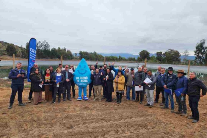 Comisión Nacional de Riego y regantes del canal Bellavista inauguran anhelado tranque que mejorará el riego de 38 agricultores En su visita a la región de Coquimbo, el director de la CNR, Wilson, Ureta, junto al Seremi de Agricultura, Christian Álvarez, y el Coordinador Regional de CNR, Álvaro Espinoza, también encabezaron la entrega de bonificaciones de la Ley de Riego por $2.500 millones, recursos que beneficiarán a regantes de las comunas de La Serena y Coquimbo. La Serena, viernes 11 de julio de 2025- En Pan de Azúcar, sector rural de la comuna de Coquimbo, el Director Ejecutivo de la Comisión Nacional de Riego (CNR), Wilson Ureta; junto al Seremi de Agricultura de Coquimbo, Christián Álvarez; el Coordinador Regional Coquimbo de la CNR, Álvaro Espinoza; y la Delegada Rural Cordillera de la Municipalidad de Coquimbo, Nicole Pizarro; realizaron la entrega de bonificaciones de la Ley de Riego por más de $2.500 millones, que benefician a regantes y organizaciones de las comunas de La Serena y Coquimbo, ocasión en que inauguraron la anhelada rehabilitación del tranque ex CORA Marco Triunfo Campesino, de la Asociación de Canalistas Canal Bellavista. Para el Director Ejecutivo de la CNR, “la entrega de más de $2.500 millones en bonificaciones de la Ley de Riego permite financiar proyectos para las Organizaciones de usuarios, pero también para agricultores individuales, y así puedan usar el agua de manera más eficiente que es lo que necesita la Región de Coquimbo para abordar la escasez hídrica. Para el año 2025 tenemos contemplado fondos disponibles por unos $17 mil millones para financiar proyectos intrapediales y también obras intrapediales como las que hemos entregado en esta oportunidad, y así poner a disposición de los regantes nuestros concursos acordes a sus diversas necesidades de infraestructura”. Durante la jornada, el Seremi de Agricultura, señaló que “estas bonificaciones, por sobre los $2.000 millones, son para futuros proyectos de riego aprobados por la Comisión Nacional de Riego, tales como riegos fotovoltaicos, riegos tecnificados que son fundamentales hoy día para la Región de Coquimbo, particularmente para estas comunas que también están sometidas a una presión importante por la acción del cambio climático. Como gobierno, junto con la Municipalidad de Coquimbo, el Gobierno Regional, y los canalistas, principalmente, estamos respondiendo con esta estrategia de eficiencia hídrica liderada en nuestra región por el Delgado Presidencial Galo Luna, y esperamos dar un fuerte respaldo a la agricultura de la región”. En representación del alcalde de Coquimbo, Alí Manouchehri, la Delegada Municipal Rural Cordillera, Nicole Pizarro, indicó que “en nuestro sector rural, muchos de los agricultores tienen que abastecerse a través de estanques que también postulan a través de programas. Por ello, estas bonificaciones y este estanque permitirán abastecer a los canalistas y a los pequeños agricultores, lo que es un gran logro para el sector. En ese sentido, en representación de nuestro alcalde estamos muy felices de que este beneficio haya podido llegar al sector y en este caso, a través de la Asociación de Canalistas, que son muy muy unidos, siempre están muy organizados, y postularon a la CNR. Con ellos se va a llegar muy lejos, en este sentido, poder cuidar el agua que es un recurso súper importante”. Rehabilitación de embalse ex CORA Marco Triunfo Campesino Además, las autoridades y regantes realizaron el corte de cinta del proyecto de rehabilitación del embalse de regulación corta ex CORA Marco Triunfo Campesino, perteneciente a la Asociación de Canalistas Canal Bellavista, una iniciativa bonificada en el marco de un 