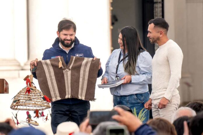 Para Violeta la historia de los regalos que las organizaciones campesinas le hicieron al Presidente Boric