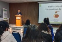 Apicultores de Lo Barnechea y Colina conocen análisis de calidad de miel en INIA La Platina