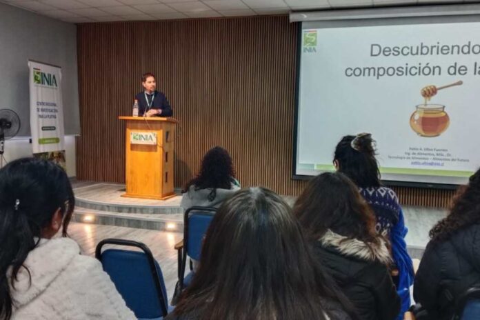 Apicultores de Lo Barnechea y Colina conocen análisis de calidad de miel en INIA La Platina